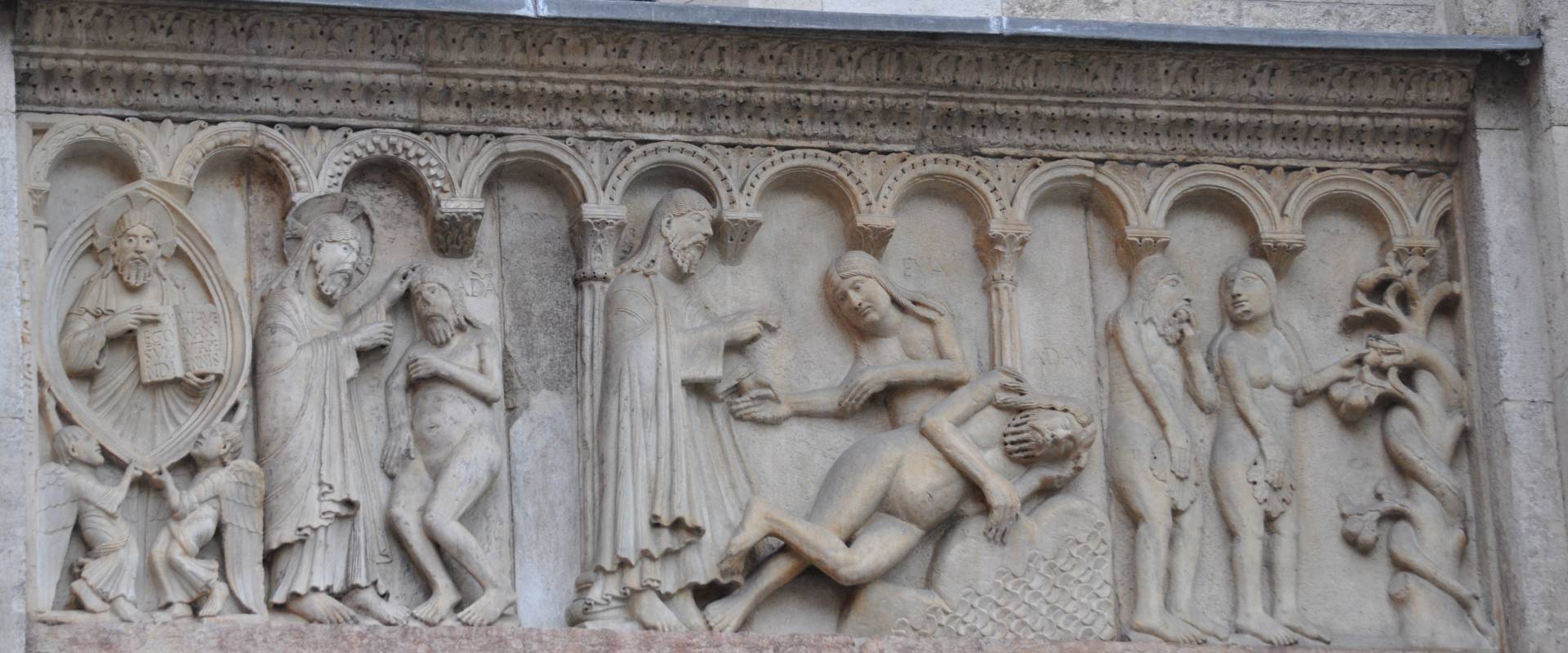 Duomo modena estero bassorilievo foto di Manesti